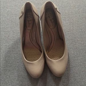 NWOT life stride tan/nude heels